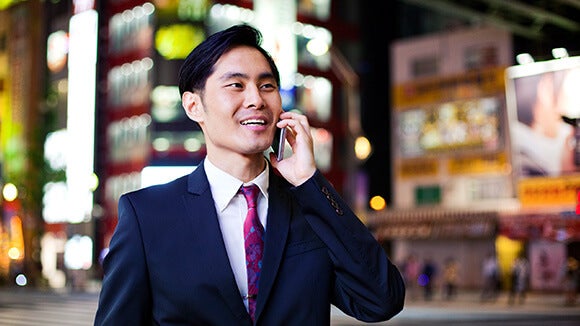 hombre de negocios hablando por el teléfono móvil en la calle hombre de negocios hablando por el teléfono móvil en la calle
