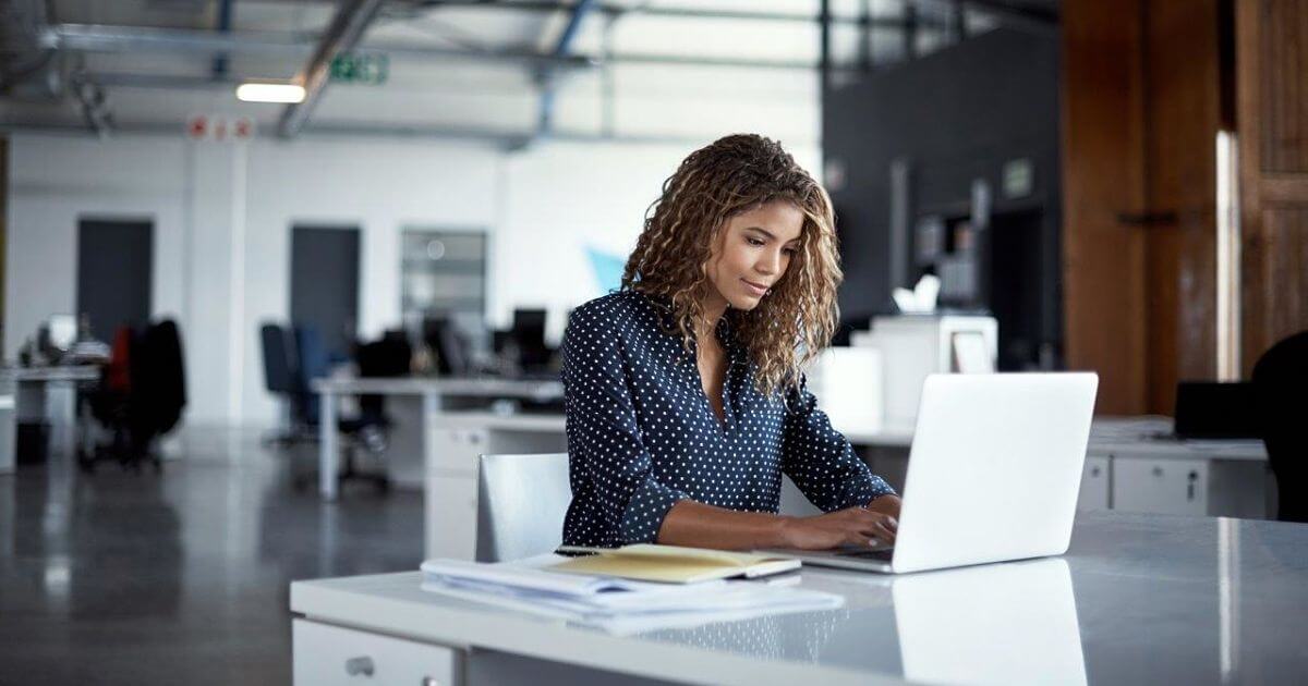 chica joven con el ordenador en la oficina chica joven con el ordenador en la oficina