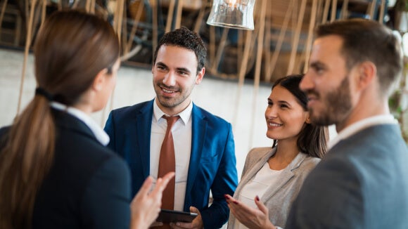 people-discussing-business-strategy grupo de personas