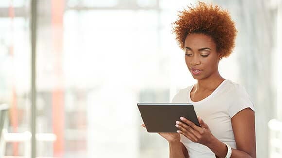 mujer con tablet mujer con tablet
