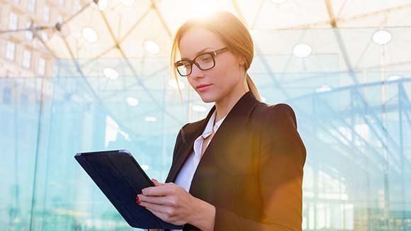 mujer con tablet mujer con tablet