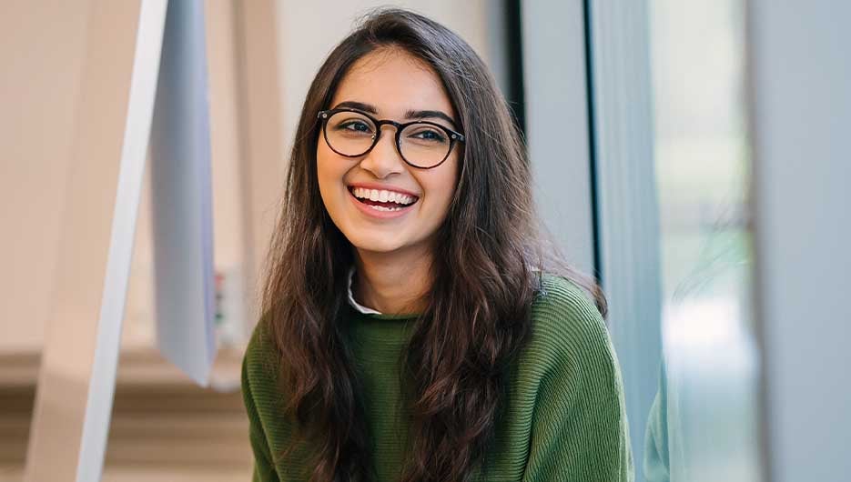 mujer sonriente con gafas
