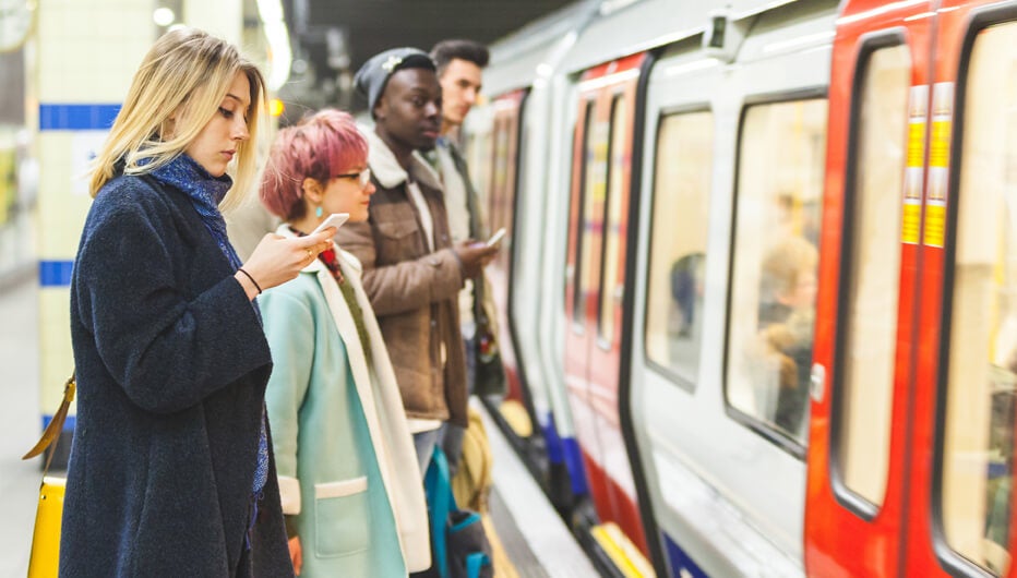 trabajarores en metro