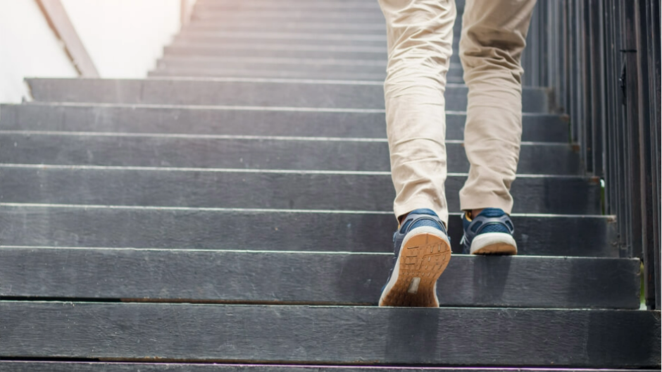 hombre subiendo escaleras