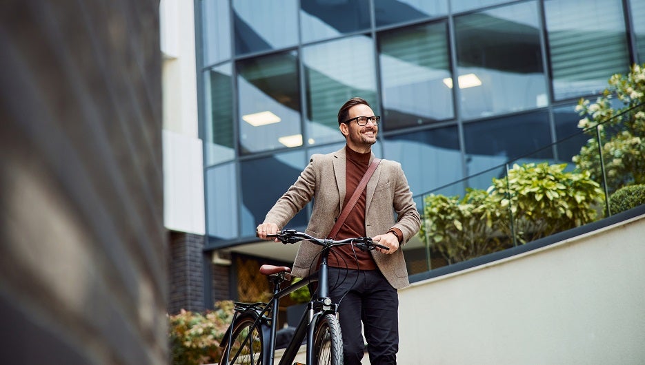 hombre oficina en bicicleta