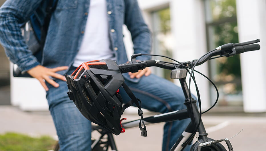 hombre sentado en bicicleta