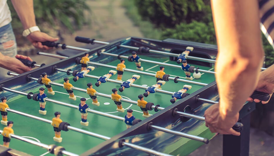 amigos jugando al futbolín