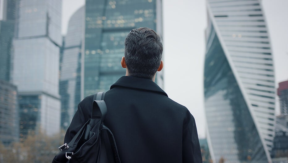 hombre ejecutivo mirando centro de negocios