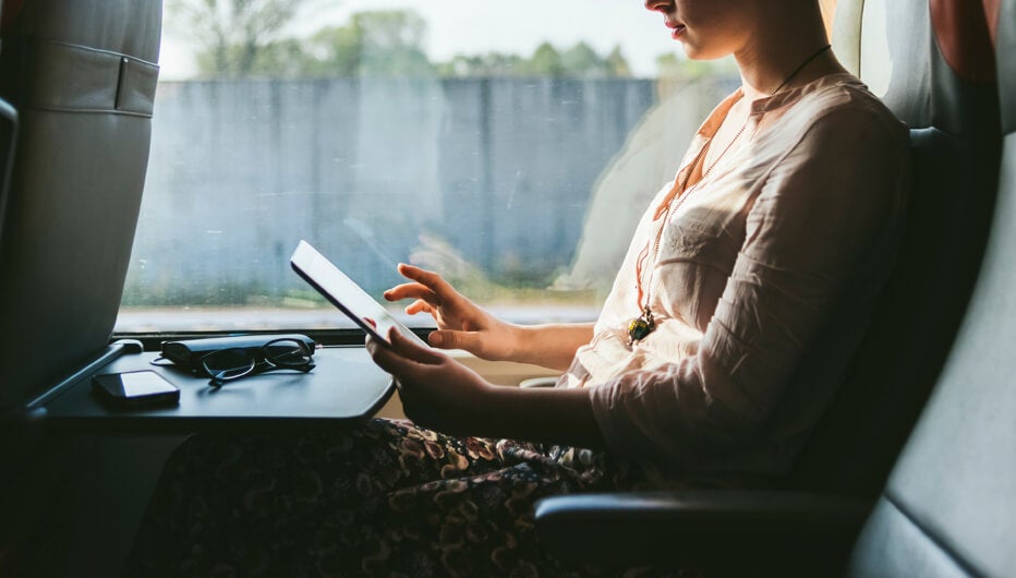 mujer trabajando en tren