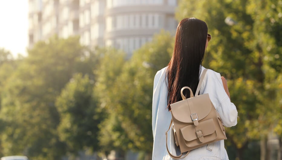 mujer con mochila