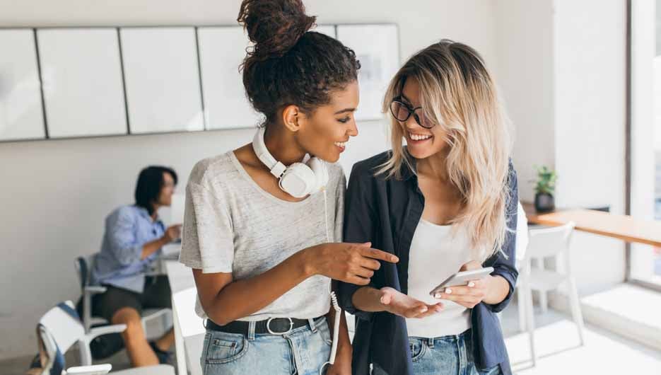 mujeres en oficina