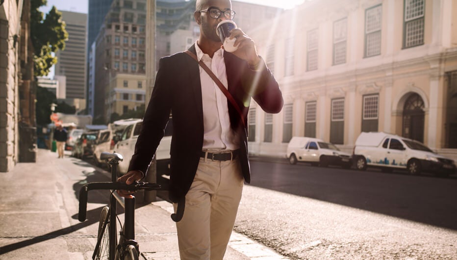 hombre con bicicleta y café