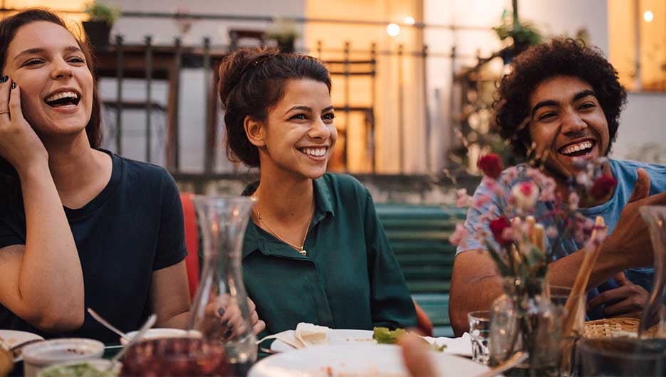 amigos alrededor de una mesa