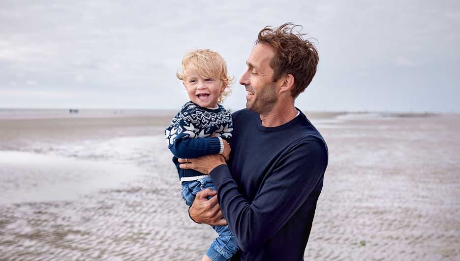 padre con hijo en la playa