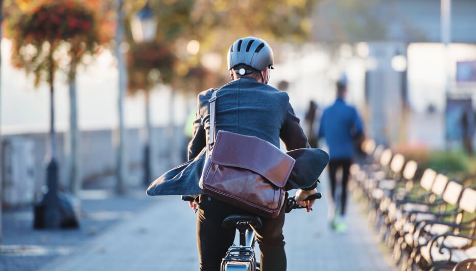 hombre ejecutivo en bicicleta