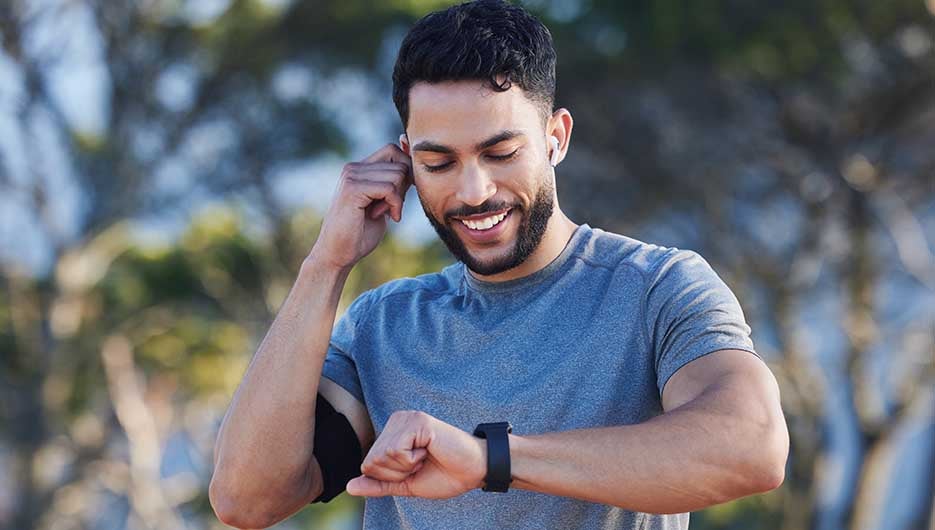 hombre mirando reloj deporte