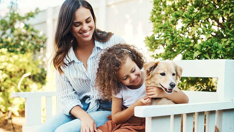 mujer con una niña y un cachorro