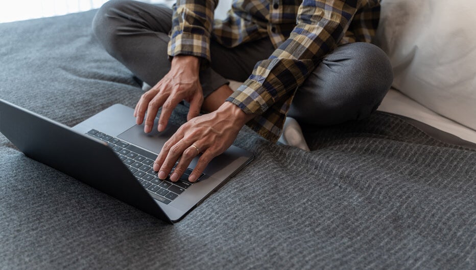 hombre con portatil