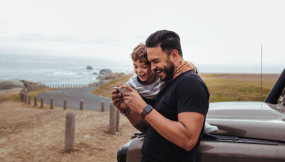 hombre con su hijo