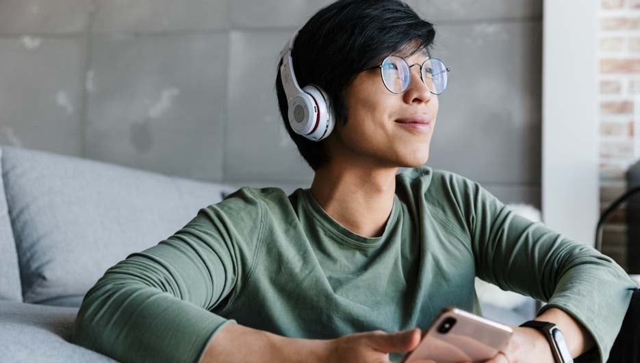 hombre escuchando podcast