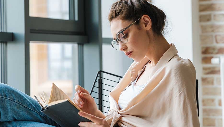 mujer joven leyendo
