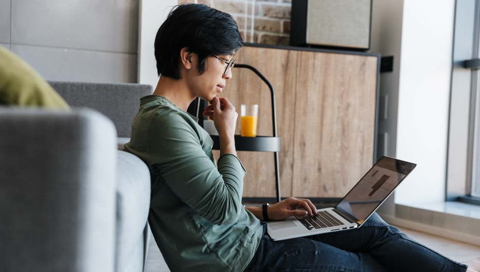 hombre teletrabajando
