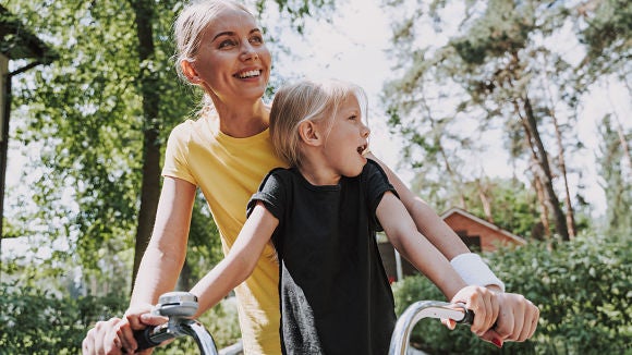 madre con hija en bici