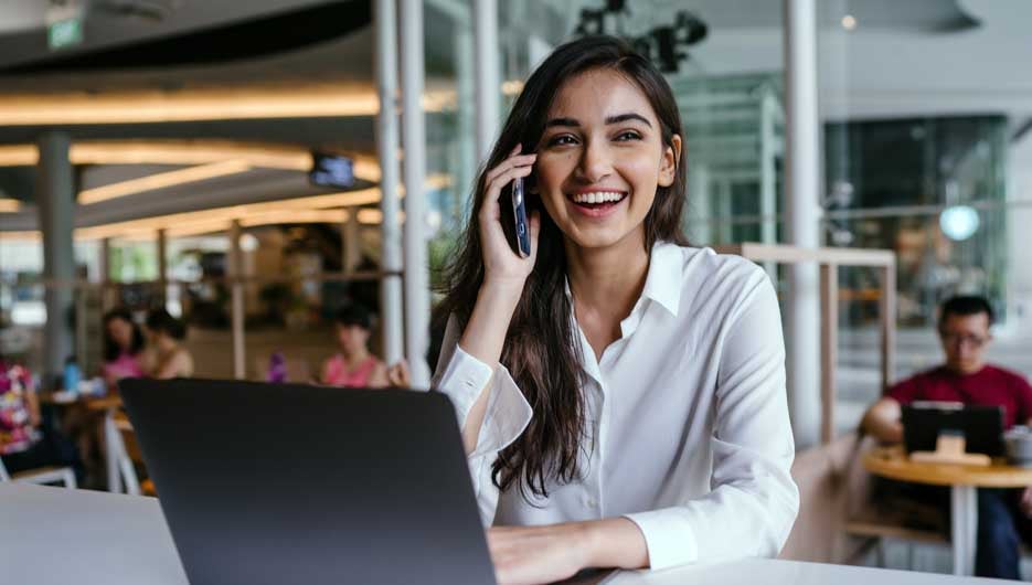 mujer al teléfono
