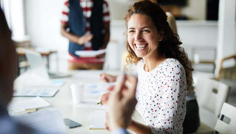 mujer sonriente