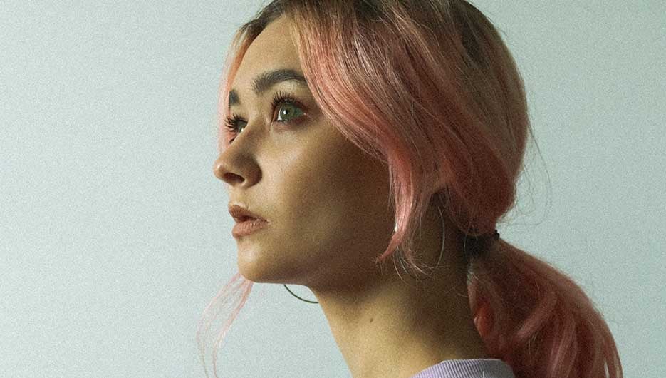 mujer joven pelo rosa