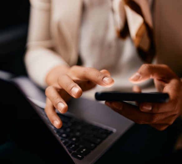 mujer con ordenador y movil